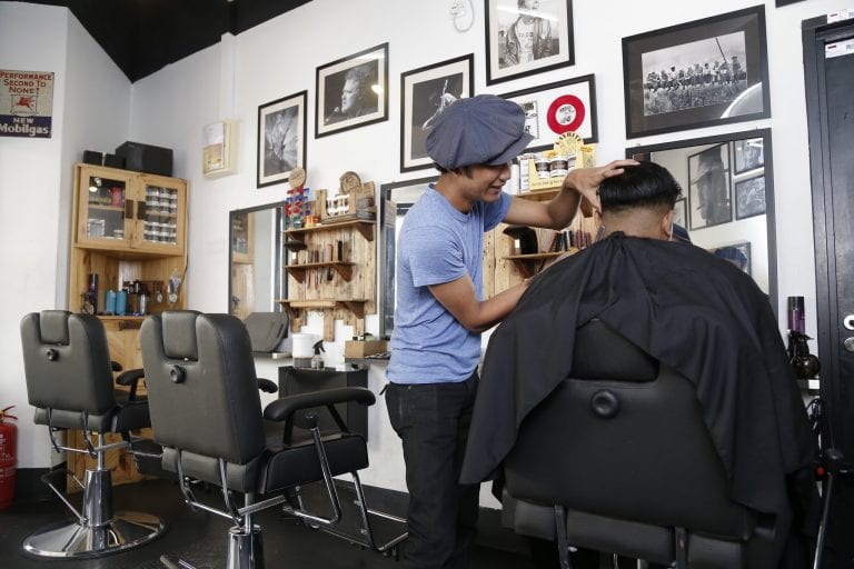 Azmin Ali Gunting Rambut